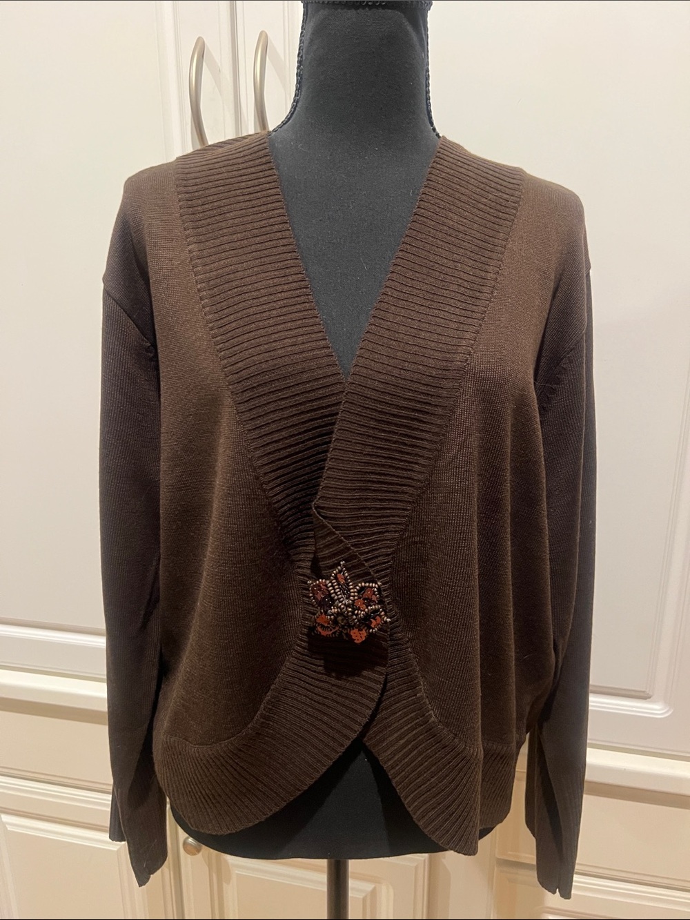 Brown Knit Sweater with Fashion Brooch